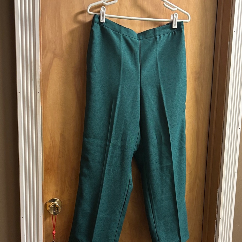 NWT Alfred Dunner petite Stylish Green Pant. 10P.